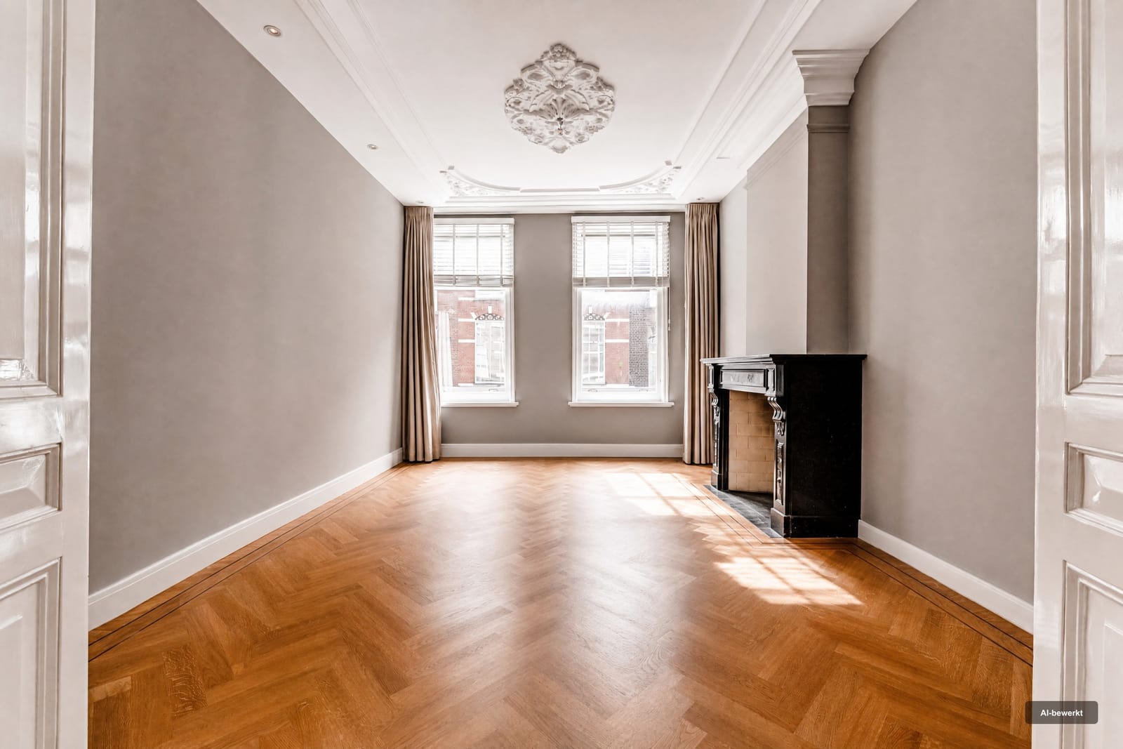 Lege woonkamer met hoge ramen en een visgraatvloer — de originele foto.